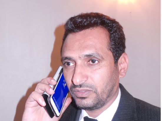 نائب محافظ كربلاء متحدثاً بالهاتف إلى «الوسط»   - تصوير محمد المخرق