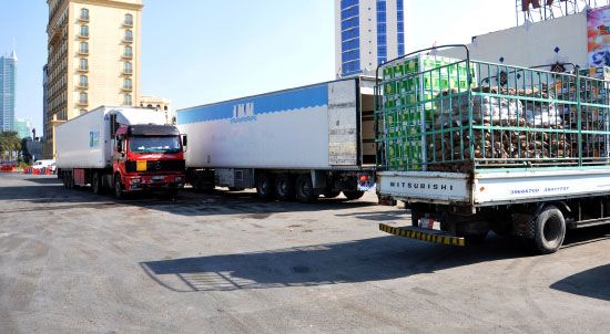 سوّاق شاحنات نقل المواد الغذائية اليومية للبحرين في السوق المركزي بالمنامة يبدون استياءهم من بطء الإجراءات على «الجسر»