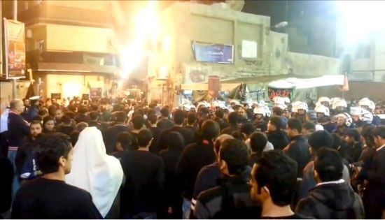  قوات الأمن لدى دخولها المنامة بالتزامن مع مرور مواكب العزاء لمسح العبارات المسيئة