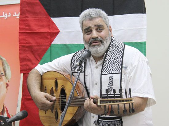 الناشط محمد جواد يعزف مقطوعة في الندوة التضامنية