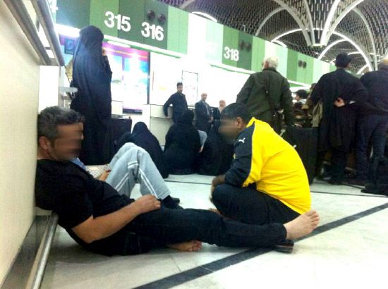 الزوار يفترشون أرضية المطار في انتظار حل مشكلتهم