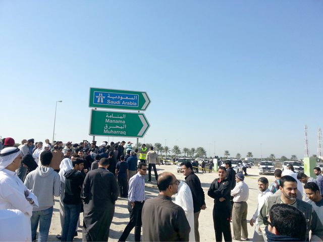 تجمع المواطنين عقب منعهم من أداء الصلاة أمس في موقع مسجد البربغي