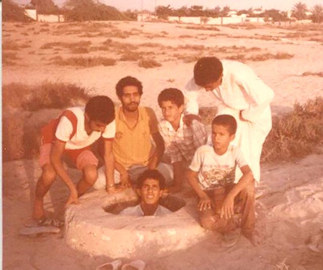 مجموعة من أهالي المرخ بجانب إحدى «الثقب» في ثمانينات القرن الماضي