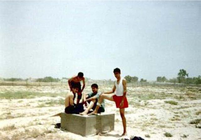 مجموعة من شباب المرخ بجانب إحدى «الثقب» في تسعينات القرن الماضي