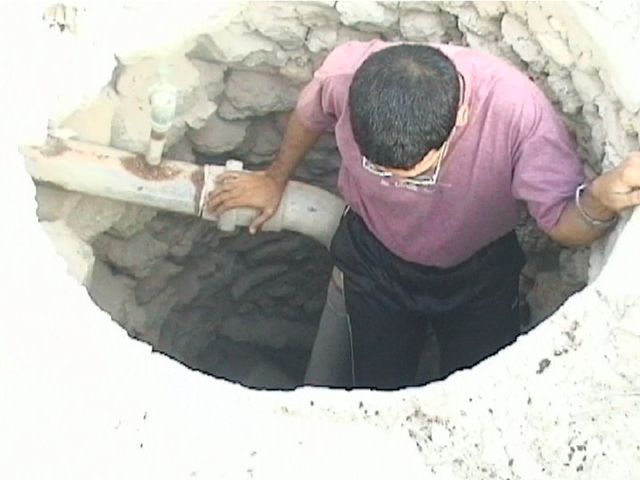 مصطفى عبدالنبي أثناء نزوله في «الثقبة» وهو آخر شخص يدخلها قبل تحويلها لأملاك خاصة في 2005