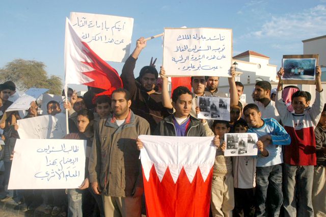 اعتصام أهالي المرخ أمام مدخل القرية في يناير 2005 احتجاجاً على تحويل «عين عليّوه» لأملاك خاصة
