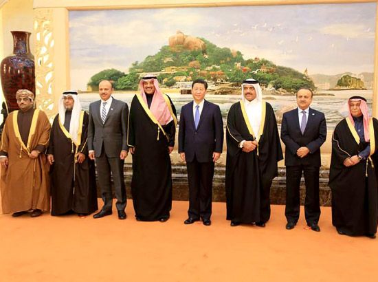وزير الدولة مع الوفود الخليجية خلال استقبال الرئيس الصيني