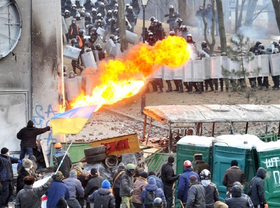أطلق متظاهرون  في أوكرانيا كرة من اللهب باتجاه شرطة مكافحة الشغب أثناء اشتباكات في وسط كييف أمس الإثنين (20 يناير/ كانون الأول 2014)، وذلك فيما استنكر وزراء خارجية الاتحاد الأوروبي تمرير الحكومة في أوكرانيا حزمة من القوانين القمعية -REUTERS  