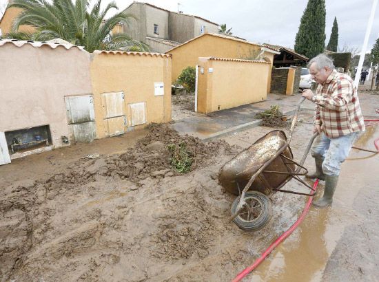 أزال سكان جنوب شرق فرنسا الوحل الذي خلفته الفيضانات في مدينة لا لوند ليه مور الفرنسية، بعد هطول أمطار غزيرة عليها، إذ قالت السلطات المحلية إن شخصين قتلا  أمس الأول (الأحد) - REUTERS 