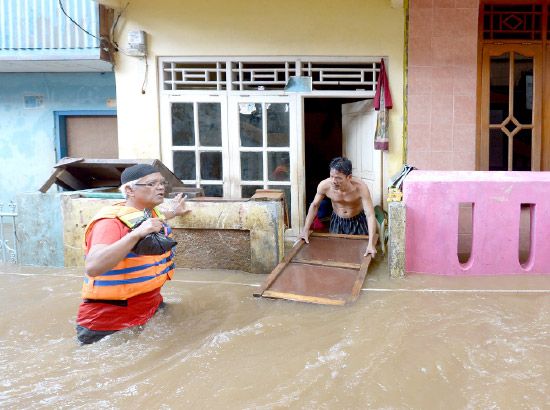 تسببت مياه الفيضانات التي اجتاحت المنازل في جاكرتا في تشريد أكثر من 30 ألف إندونيسي من منازلهم، كما أدت إلى مصرع خمسة أشخاص حتى الآن بحسب حصيلة رسمية - AFP