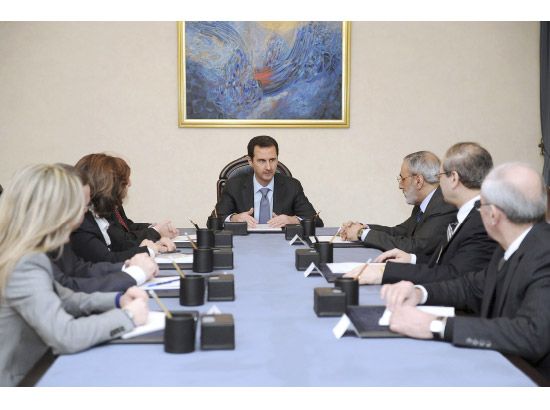 الرئيس السوري بشار الأسد مجتمعاً مع الوفد الرسمي المكلف المشاركة في مؤتمر  جنيف 2 -reuters