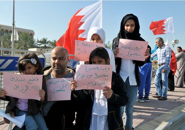 الأطفال شاركوا آباءهم في الاعتصام - تصوير : عقيل الفردان