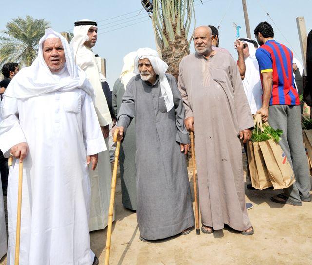 الحاج يوسف مشاركاً في زراعة نخلة البحرين