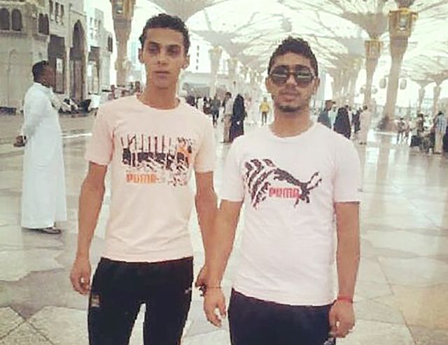 فاضل مسلم (يسار الصورة) مع شقيقه