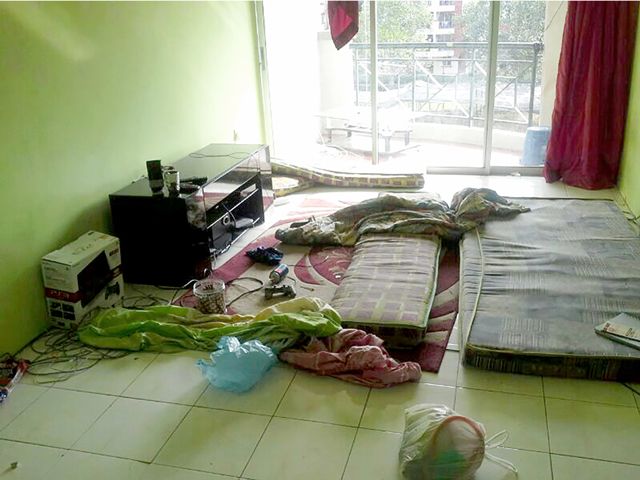 غرفة الشاب النشابة في ماليزيا بعد اقتحامها من قبل المختطفين