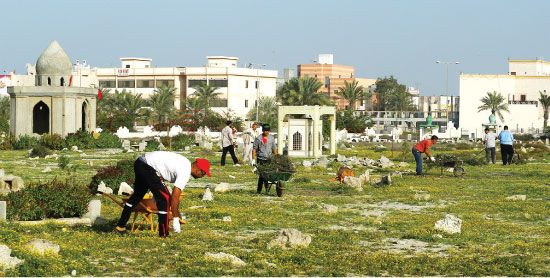 مشاركة واسعة من قبل الأهالي في حملة تنظيف مقبرة بني جمرة أمس