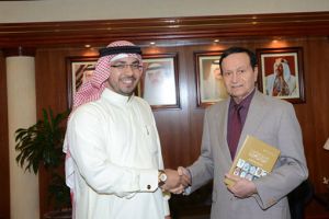 وزير الصناعة يشيد بالإنجازات البحثية والفكرية للشباب البحريني