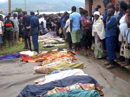 بوروندي:  أعلنت وزارة الأمن العام في بوروندي إن 51 شخصاً على الأقل لقوا مصرعهم في العاصمة بوجمبورا بسبب أمطار غزيرة هطلت الليلة قبل الماضية. وتخشى السلطات ارتفاع الحصيلة، لكن الشرطة المحلية أكدت أنها أعلى حصيلة ناجمة عن سوء الأحوال الجوية في العاصمة. كما أحصت الشرطة نحو مئة جريح ومئات المنازل المنهارة - afp