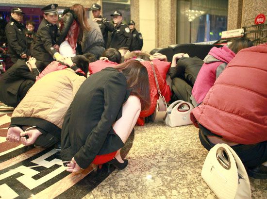 الصين:  قامت السلطات الصينية بحملة نادرة في تجارة الجنس في مدينة دونغقوان (المعروفة بمدينة الخطيئة) في أعقاب تقرير شفاف من قبل مذيع عن تجارة البشر - reuters