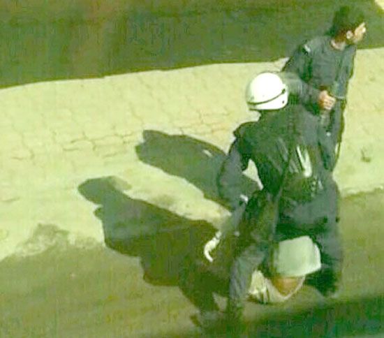 اعتقال شخص في دمستان  (صورة من جمعية الوفاق)