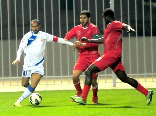لاعبو الاتفاق يحاولون إيقاف لاعب المدينة