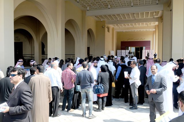 ناخبون ينتظرون دورهم للوصول إلى صندوق اقتراع انتخابات الغرفة