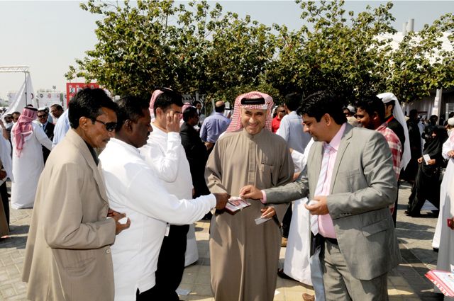أحد الناخبين يُباغت بسيل من النشرات الدعائية للمترشحين فور وصوله للتصويت