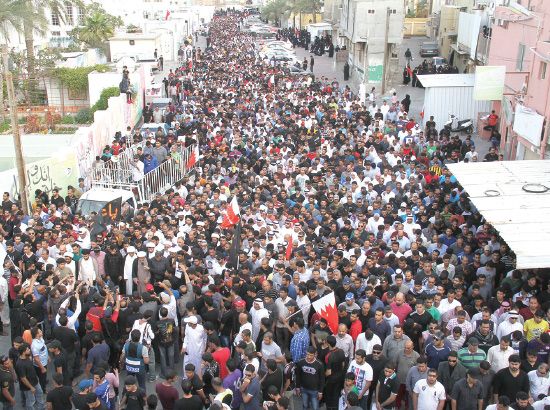حشود شاركت في موكب التشييع في الديه عصر أمس - تصوير محمد المخرق