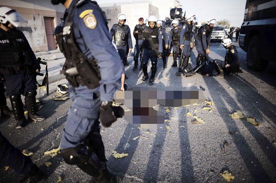 اثنتان من ضمن صور نشرتها وكالة الأنباء الفرنسية تظهر قوات الأمن البحرينية في موقع تفجير الديه أمس