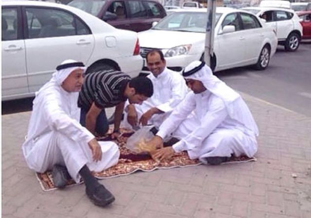 بحرينيون تناولوا طعامهم في ظل استمرار الاختناقات المرورية