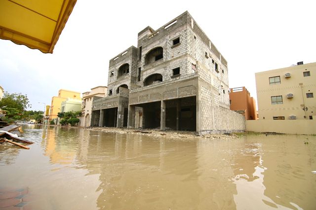 مياه الأمطار الراكدة تحاصر عدداً من البنايات - تصوير : محمد الجدحفصي
