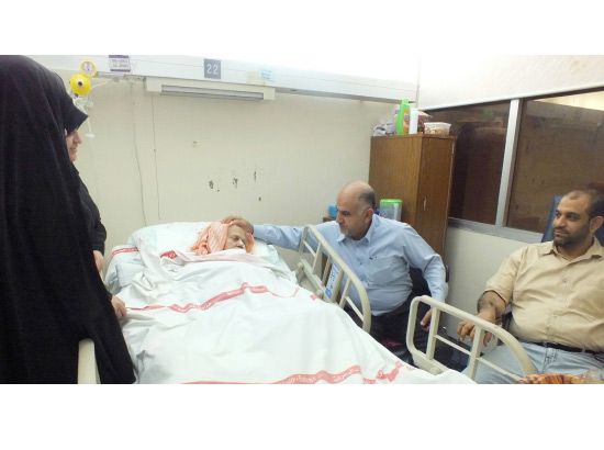 أم حسين بين أبنائها حيث ترقد في المستشفى