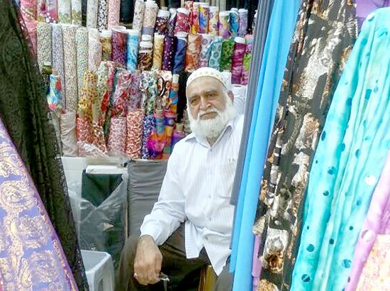 سوق الأقمشة في المنامة تعاني من تراجع الإقبال عليها