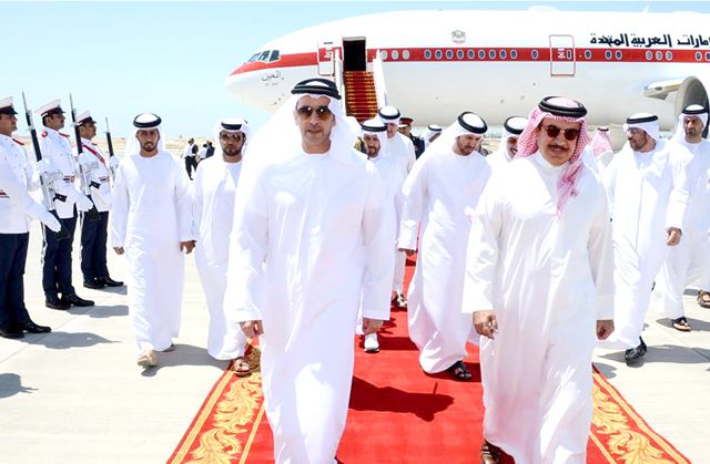 وزير الداخلية في مقدمة مستقبلي نائب رئيس مجلس الوزراء وزير الداخلية الإماراتي لدى وصوله البحرين