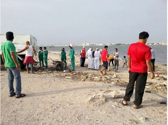 حملة تنظيف ساحل سند الشرقي شهدت حضوراً جيداً وستستمر الفعالية حتى اليوم (السبت)