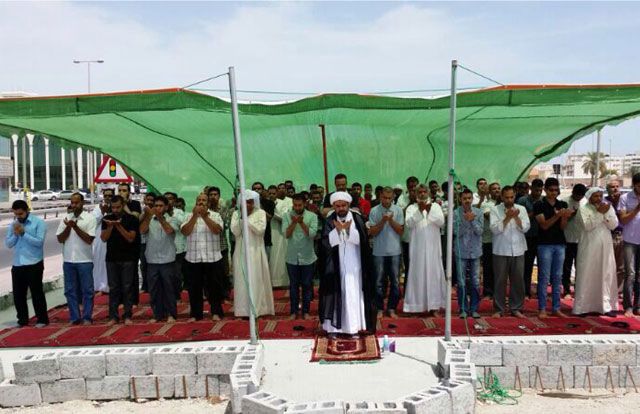 الصلاة أمس في أحد مواقع المساجد المهدمة في فترة السلامة الوطنية