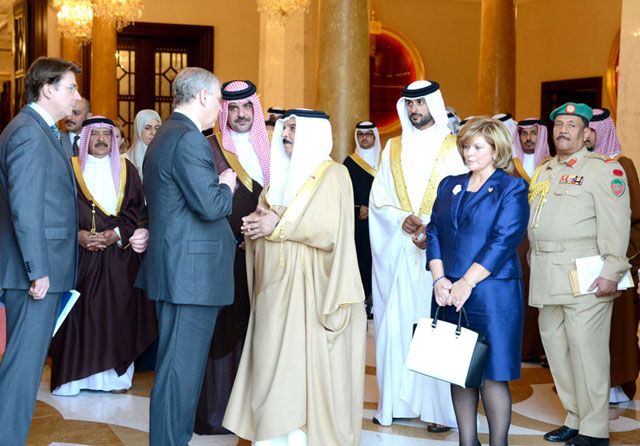 جلالة الملك مستقبلاً الأمير أندرو دوق يورك وعدداً من الجاليات الأجنبية المقيمة في البحرين