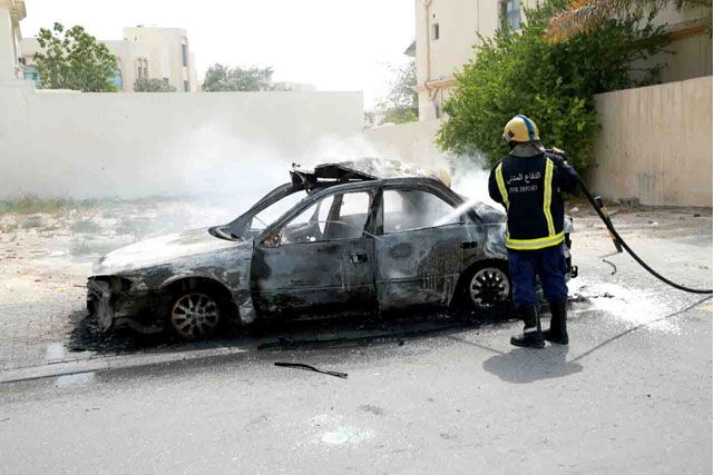 الدفاع المدني يخمد الحريق في السيارة عقب انفجارها