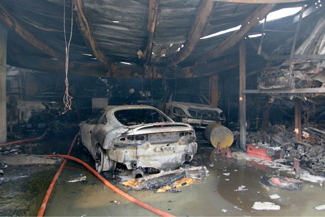 الحريق التهم سيارات في الورشتين ومحتويات المصنع