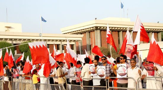  المواطنون رفعوا أعلام البحرين ولافتات تطالب بصون حقوق الإنسان في اعتصامهم أمام بيت الأمم المتحدة - تصوير محمد المخرق