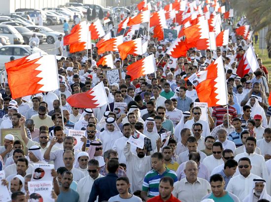 الأعلام البحرينية ترفرف عالياً في تظاهرة قوى المعارضة أمس