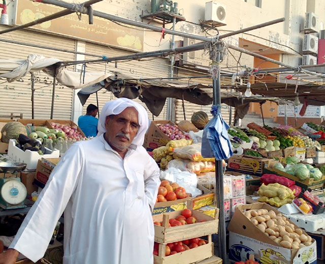 رضي منصور يبيع الخضروات
