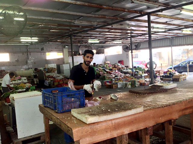 سعيد عبدالله منصور يعمل منظفاً للسمك منذ كان عمره 13 سنة