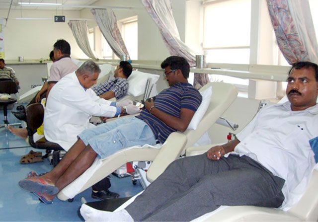 أفراد من الجالية الهندية يتبرعون بالدم أمس