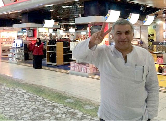 نبيل رجب قبيل مغادرته مطار البحرين