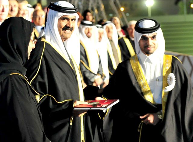 أمير قطر مكرِّماً العويناتي في حفل التخرّج
