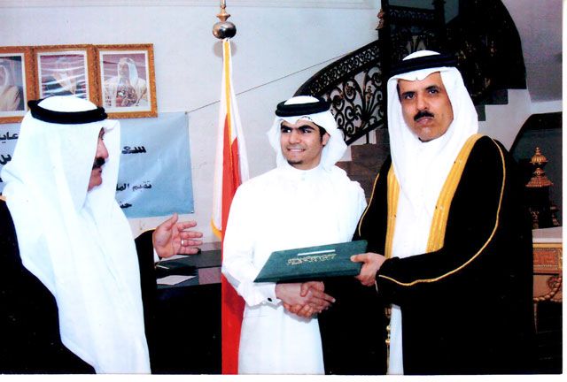 وزير التربية مكرِّماً العويناتي بمقر السفارة البحرينية بقطر