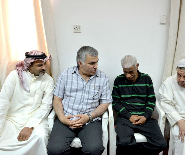 الناشط نبيل رجب يعزي والد العبار في مراسم الجنازة أمس