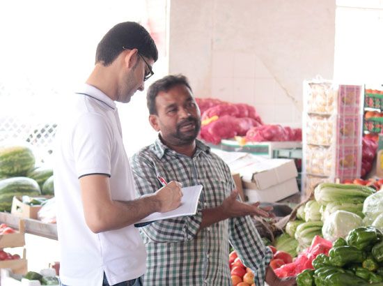 بائع الخضراوات محمد حارس خلال حديثه إلى «الوسط» - تصوير عيسى إبراهيم