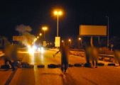 بحرينيون (يعوقون) المسافرين من دخول بلادهم  بإضرام النار في الطريق إلى (جسر الملك فهد)